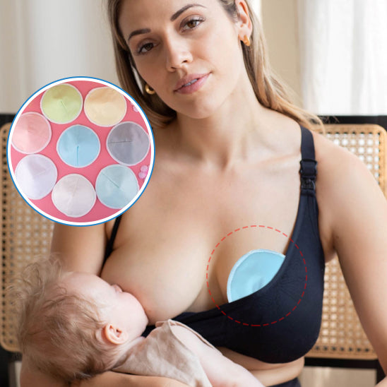 Maman utilisant les coussinets d’allaitement sous un t-shirt-sphere de maman-nourrison