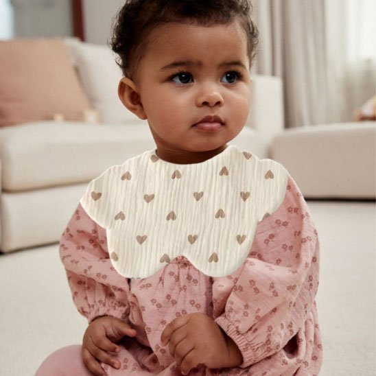 Bavoir bébé en coton confortables et imprimés avec motifs délicats pour protéger les vêtements.