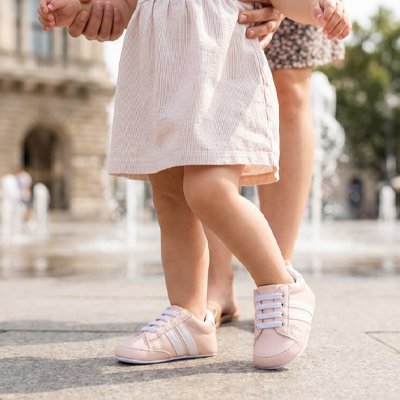 Chaussure bebe de 0 à 3-24 mois, modèle confortable et doux pour accompagner les premiers pas.