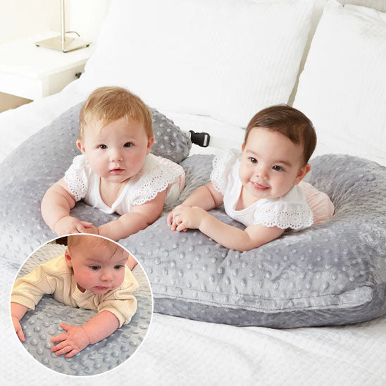 Bébé reposant confortablement sur l’oreiller d’allaitement multifonction-sphere de maman-nourrison