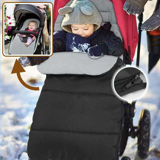 Bébé confortablement installé dans une chancelière coupe-vent grise épaisse, fixée sur une poussette, lors d'une promenade en hiver-sphere de maman-nourrison