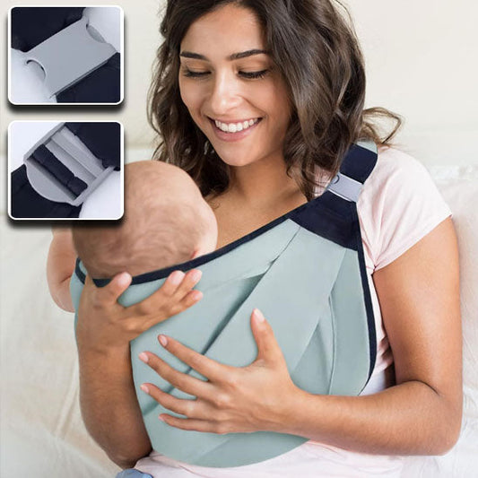 Bébé confortablement installé dans un porte-bébé ergonomique gris-sphere de maman-nourrison