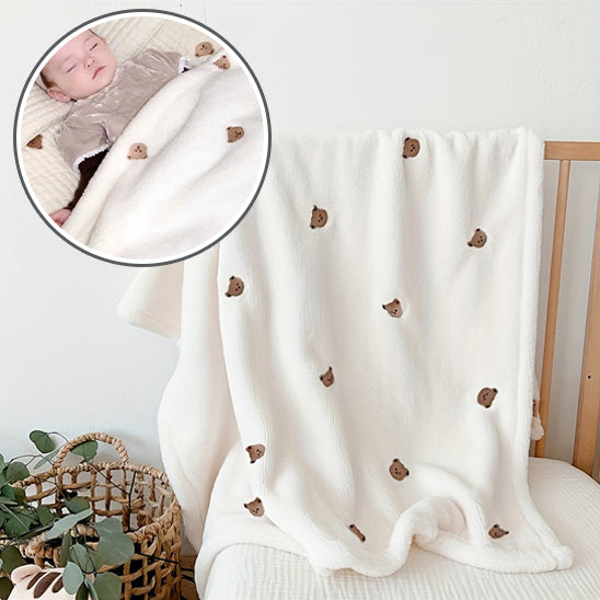 Bébé endormi enveloppé dans une couverture moelleuse à motifs étoiles-sphere de maman-nourrison