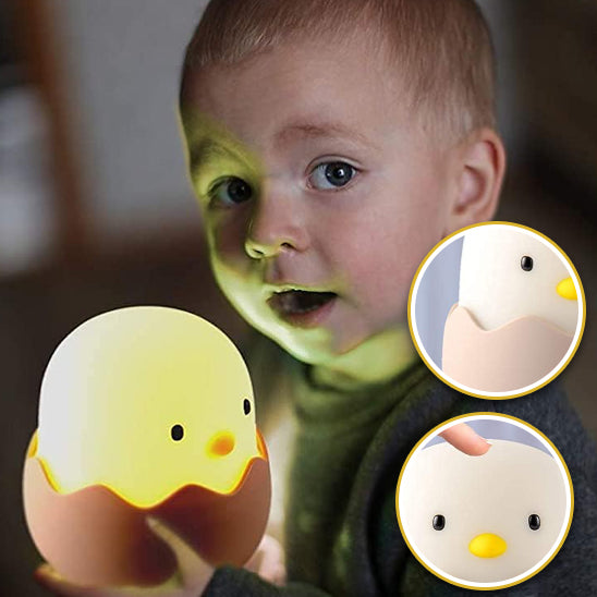 Enfant dormant près d’une veilleuse LED en forme de coquille-sphere de maman-nourrison