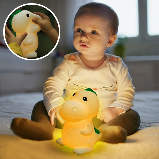 Enfant tapotant la lampe pour changer la couleur-sphere de maman-nourrison