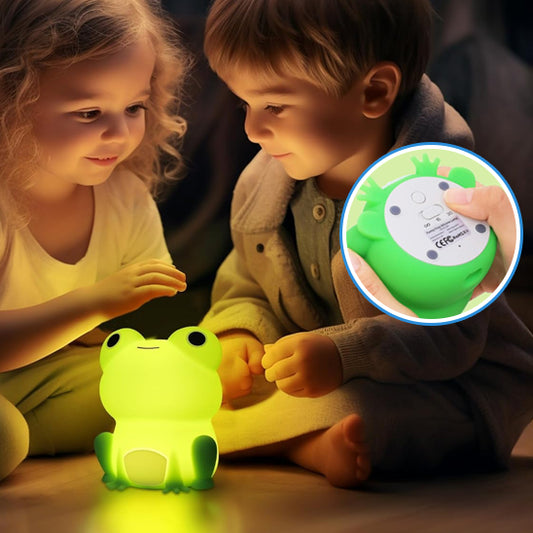 Lampe grenouille allumée avec lumière jaune douce sur table de chevet-sphere de maman-nourrison