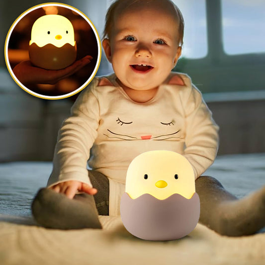 Lampe veilleuse LED en silicone en forme de coquille d'œuf posée sur une table de chevet-sphere de maman-nourrison