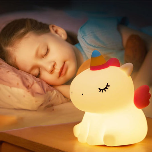 Lampe de nuit licorne rechargeable USB allumée dans une chambre sombre-sphere de maman-nourrison