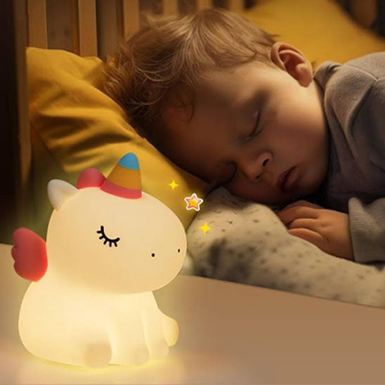 Lampe de nuit licorne rechargeable USB allumée dans une chambre sombre-sphere de maman-nourrison