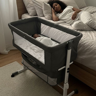 Lit d’appoint pour bébé placé à côté du lit des parents, berceau sécurisé et réglable en hauteur pour un sommeil paisible.