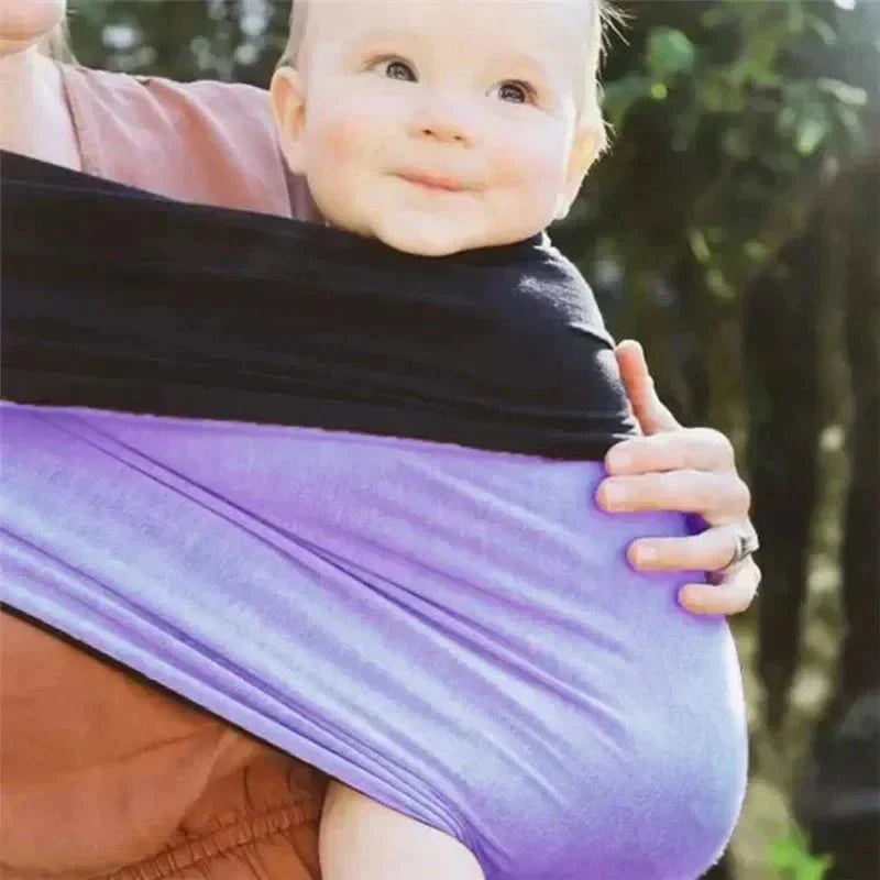 Maman active portant bébé en toute sécurité pendant une promenade. - Sphere de maman - nourrison