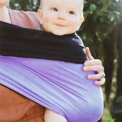 Maman active portant bébé en toute sécurité pendant une promenade. - Sphere de maman - nourrison