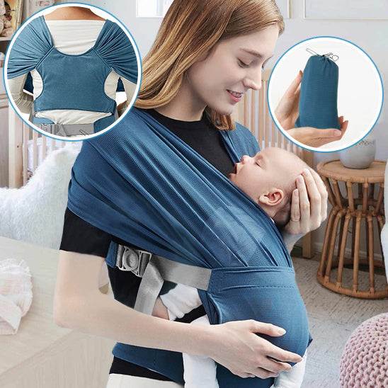 Maman portant son bébé dans une sangle ergonomique bleu, sourire apaisé-sphere de maman-nourrison