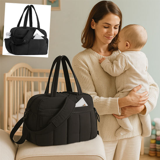 Maman portant un sac à langer ALTERTotes sur l’épaule tout en poussant une poussette, en déplacement dans un aéroport-sphere de maman-nourrison