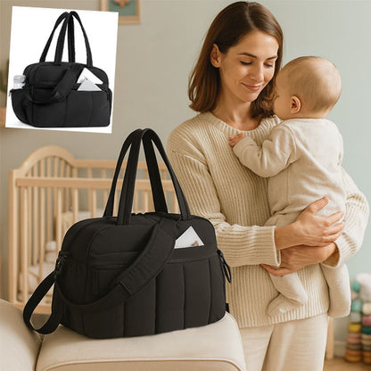 Maman portant un sac à langer ALTERTotes sur l’épaule tout en poussant une poussette, en déplacement dans un aéroport-sphere de maman-nourrison