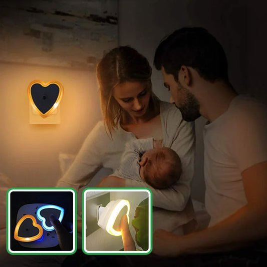 Mini veilleuse LED carrée blanche branchée sur une prise murale dans un couloir sombre, diffusant une lumière douce-sphere de maman-nourrison