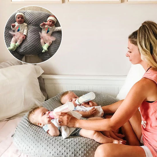 Oreiller d’allaitement multifonction positionné autour de la taille d’une maman-sphere de maman-nourrison