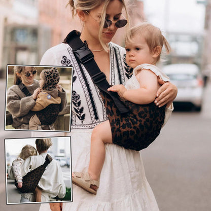Parent portant un bébé en toute sécurité avec un porte-bébé stylé léopard, idéal pour les sorties-sphere de maman-nourrison