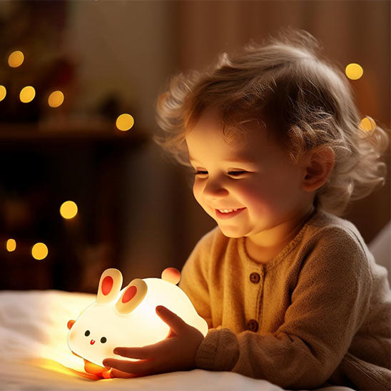 Petit lapin lumineux posé sur un bureau pour créer une ambiance chaleureuse-sphere de maman-nourrison