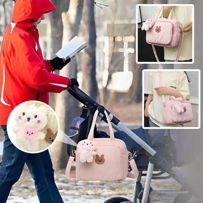 Sac à langer Nounous accroché à une poussette grâce aux crochets intégrés-sphere de maman-nourrison
