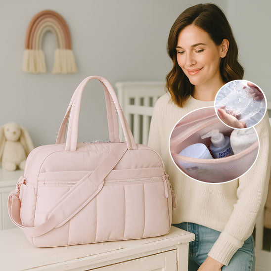 Sac à langer imperméable ALTERTotes gris clair, ouvert, montrant l’intérieur spacieux avec des biberons, couches et vêtements de bébé bien organisés-sphere de maman-nourrison