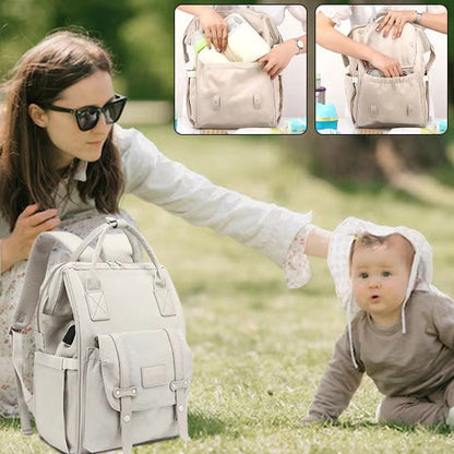 Sac à langer kaki porté en dos par une maman avec bébé-sphere de maman-nourrison

