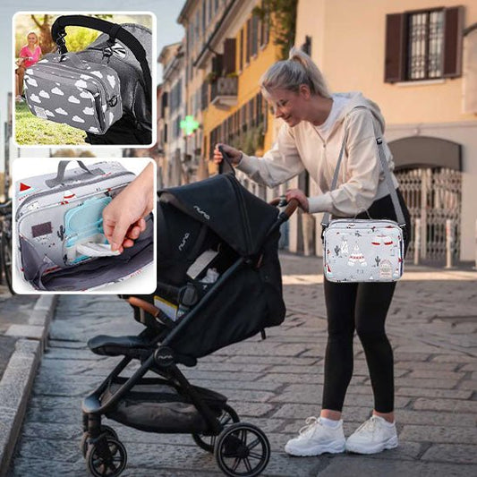 Sac à langer multifonctionnel accroché à une poussette lors d’une promenade-sphere de maman-nourrison