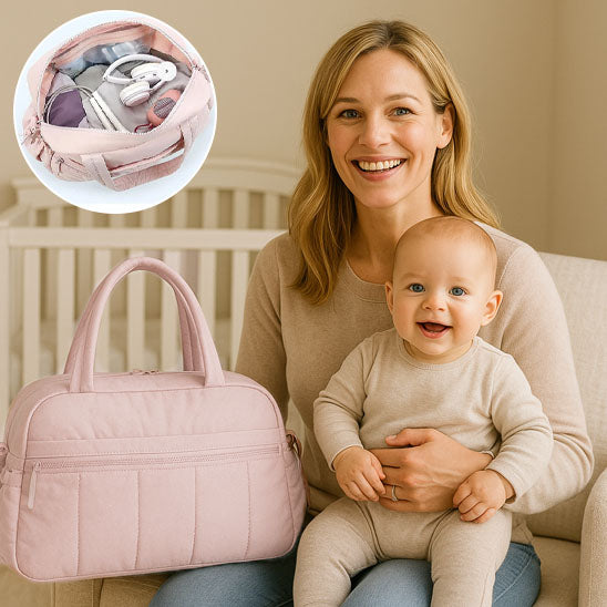 Sac de voyage ALTERTotes posé sur une valise cabine, prêt pour un vol, avec son design sobre et ses poches latérales visibles-sphere de maman-nourrison
