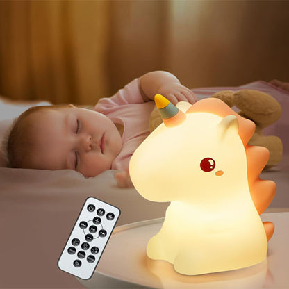 Veilleuse LED licorne posée sur une étagère avec des jouets d’enfants, diffusant une lumière arc-en-ciel apaisante dans une chambre cosy-sphere de maman-nourrison