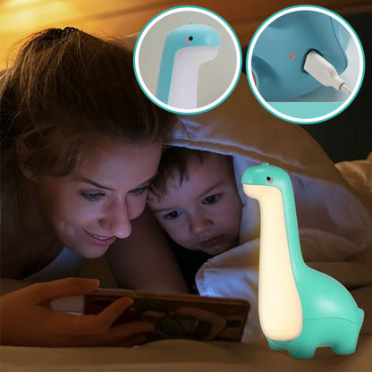 Veilleuse dinosaure LED mignonne posée sur une table de nuit enfant-sphere de maman-nourrison
