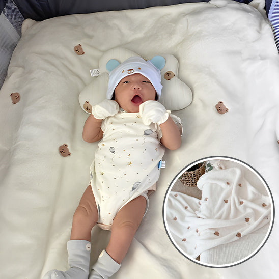 Zoom sur les détails du tissu doux d’une couverture bébé blanche-sphere de maman-nourrison