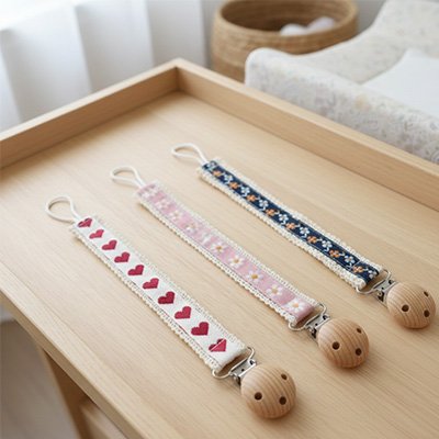 Attache tetine bébé en bois avec imprimé floral mignon