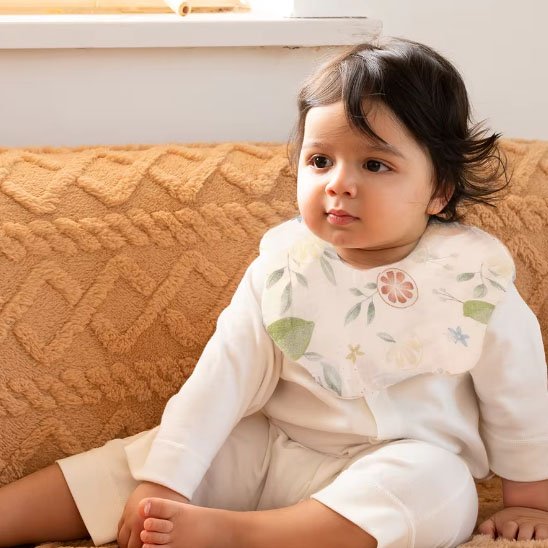 Bavoir bébé tissu en coton léger et absorbant, parfait pour repas et salive, design pétale doux.