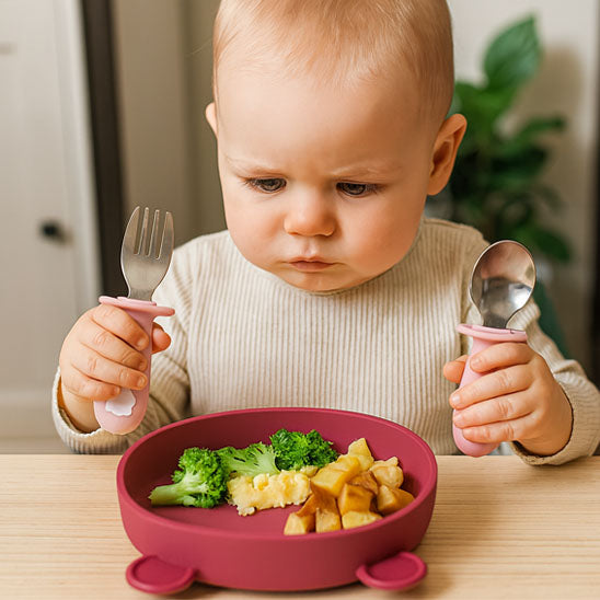 Bébé apprenant à manger seul avec la cuillère et la fourchette CuttieSpoon™ – couverts ergonomiques et sécurisés pour l’autonomie alimentaire – Sphere de maman-nourrison