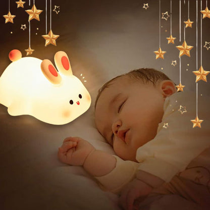 bebe dormant paisiblement aupres de sa veilleuse-sphere de maman-nourrison