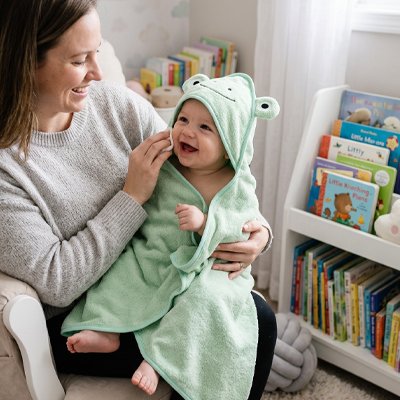 Cape de bain bébé douce avec capuche, serviette absorbante pour après le bain ou la plage