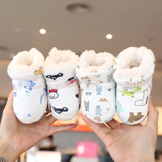 Chaussure bebe avec boules pelucheuses, chaussures d’automne et d’hiver pour premiers pas