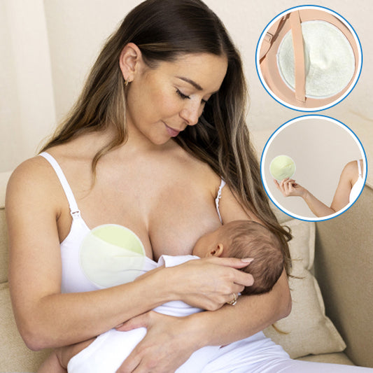 Coussinets d’allaitement lavables en bambou bio posés sur une serviette blanche – Sphere de maman-nourrison