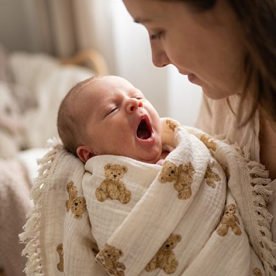 Couverture bébé avec design ours, adaptée pour lit, poussette ou comme couverture d’été.
