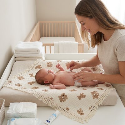 Couverture bébé motif ours mignon, parfaite comme couette d’été pour lit de nourrisson.
