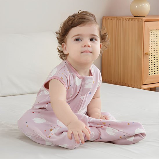 Gigoteuse légère anti-coup de pied pour bébé, modèle sans manches en coton doux et respirant.