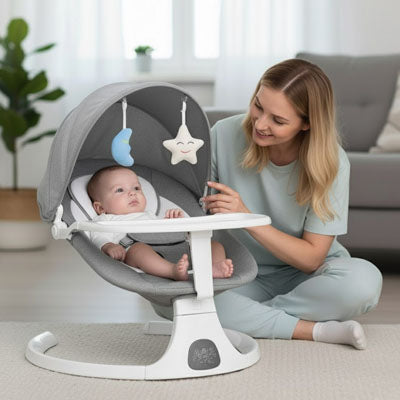 Lit de bébé à bascule électrique de luxe™ gris clair, avec siège inclinable et mobile étoile et lune, bébé endormi et maman à côté