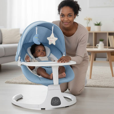 Lit de bébé électrique de luxe bleu avec balançoire inclinable et jouets suspendus, accueillant un bébé, avec une maman souriante à côté dans un salon lumineux.