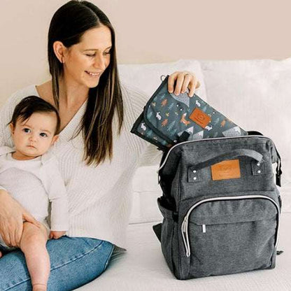 maman rangeant les effets de bébé dans le sac a langer multifonctionel-Sphere de maman-nourrison